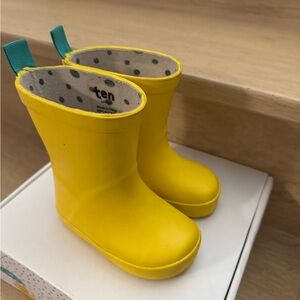 Ten Little Rain Boots - size 6